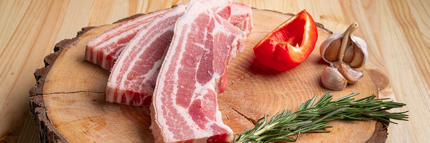 Explicación detallada de la preparación de carne de cerdo, mostrando técnicas y cortes para cocinar perfectamente