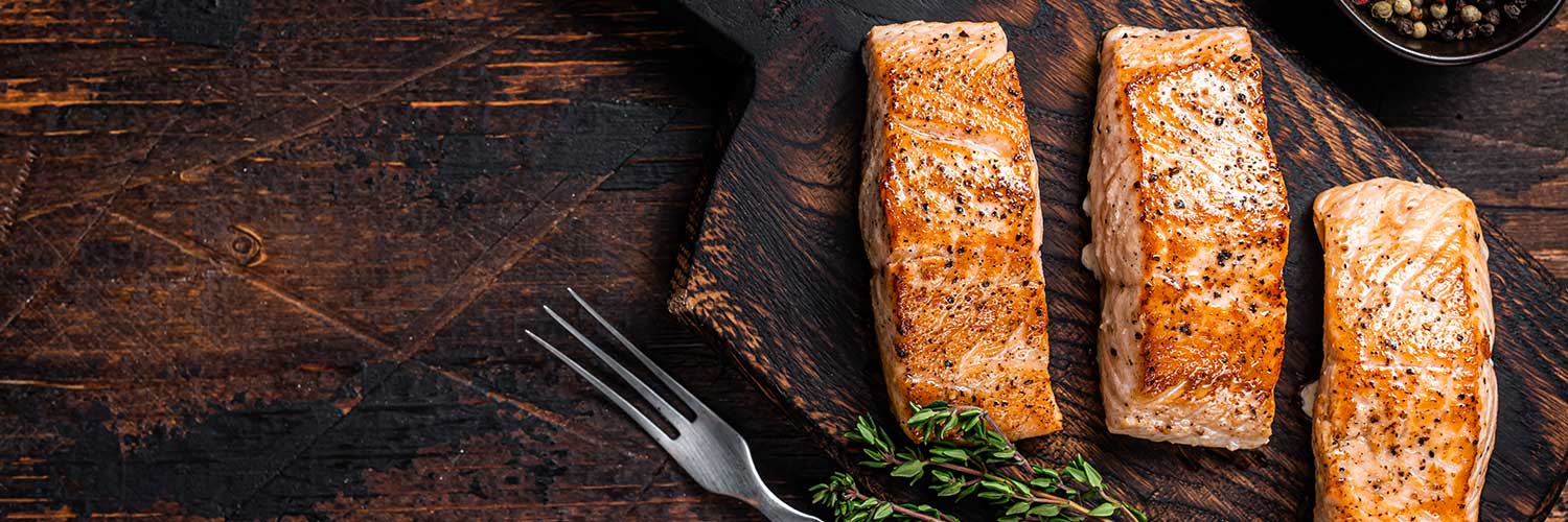 Instrucciones detalladas sobre cómo preparar un buen salmón, presentando un filete de salmón tierno y perfectamente cocido