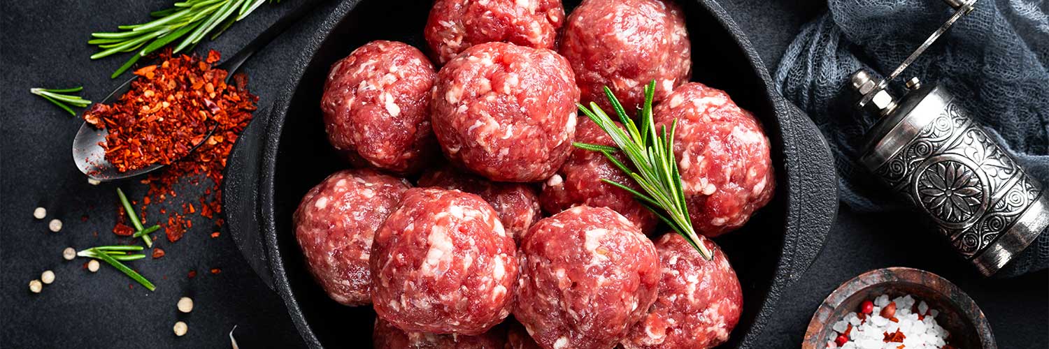 Albóndigas de carne de res en salsa acompañadas de arroz