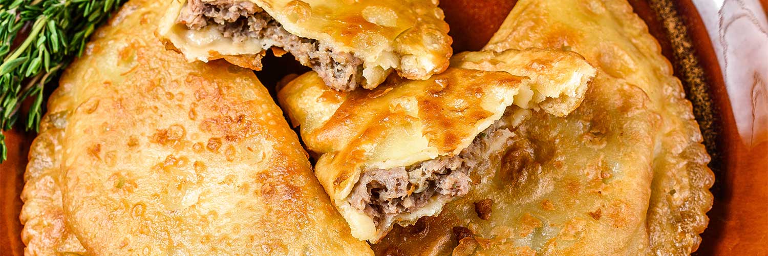 Empanadas de carne de res recién fritas con ají casero