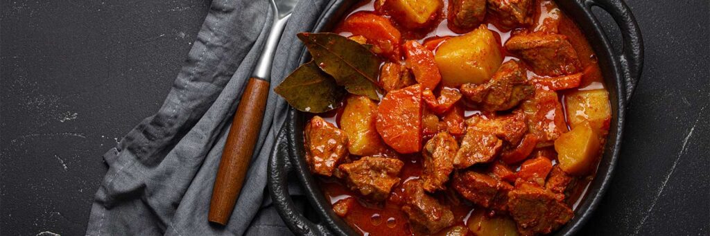 Guiso de carne molida con arroz servido en plato casero