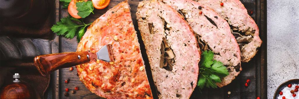 Pastel de carne de res al horno en porciones con vegetales