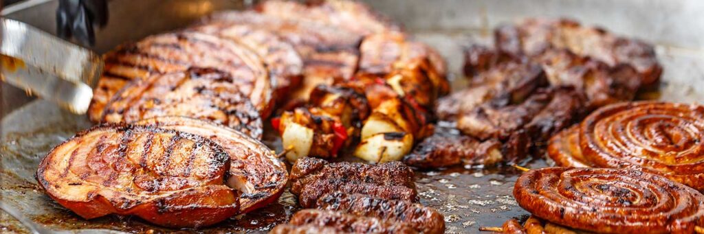 Carne a la parrilla cocinándose con brasas y jugosidad